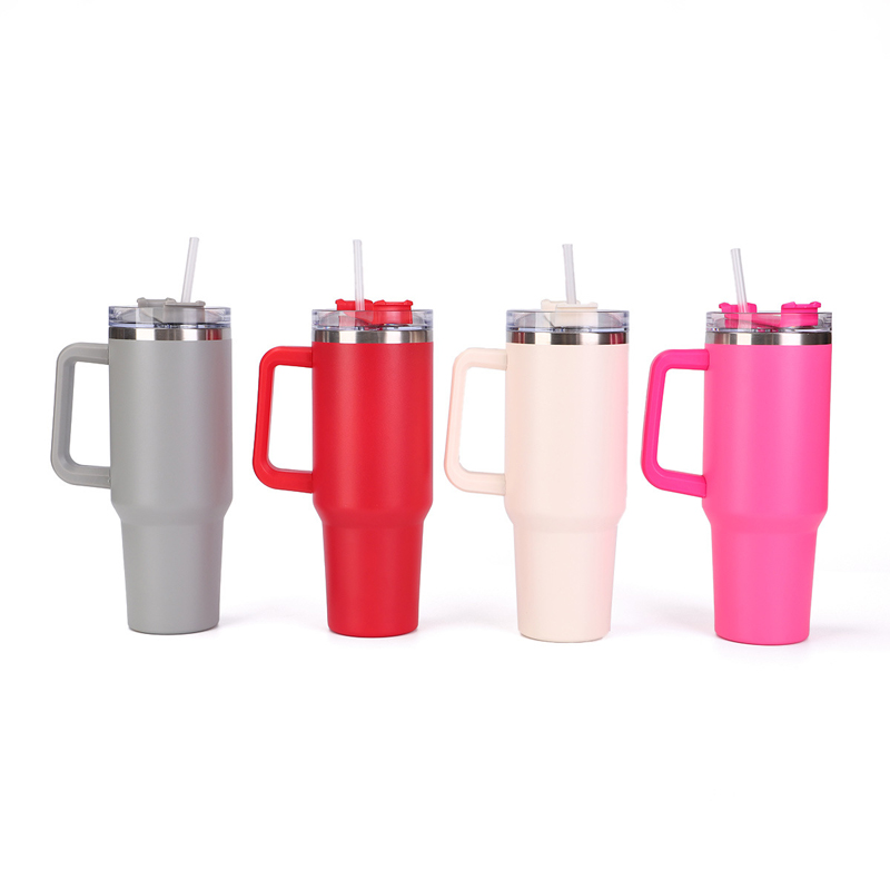 हैंडल और ढक्कन के साथ 40OZ गिलास