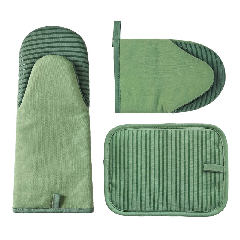 रसोई में खाना पकाने के ओवन के दस्ताने